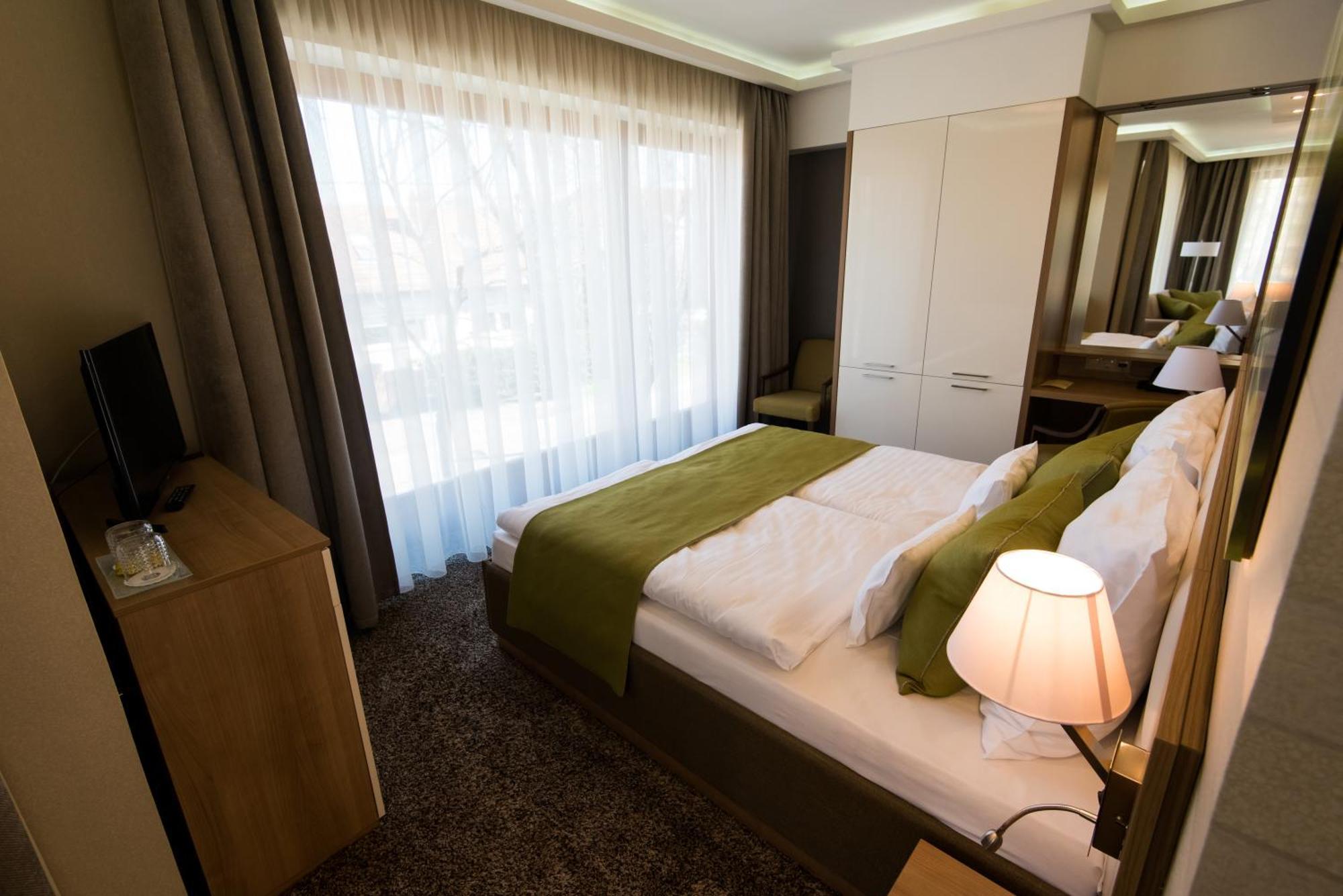 Bh Kristaly Hotell Debrecen Exteriör bild
