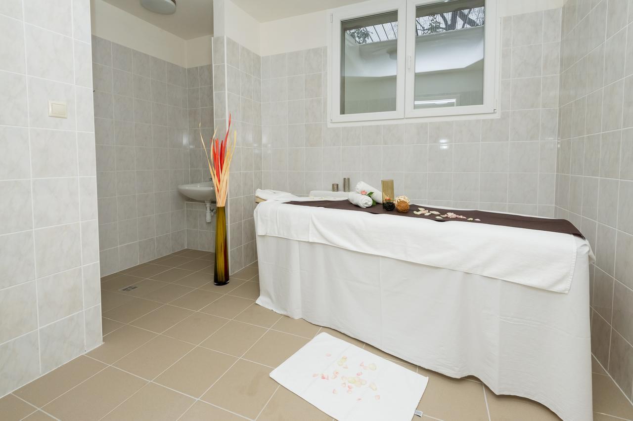 Bh Kristaly Hotell Debrecen Exteriör bild